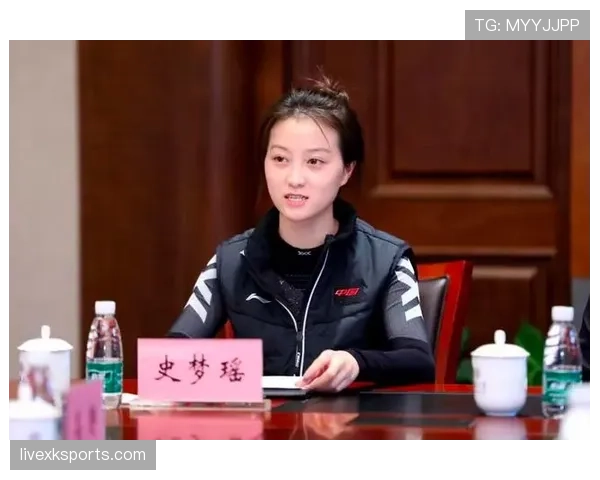 史梦瑶训练完顺手买了个包，我一个月工资还没她零头多