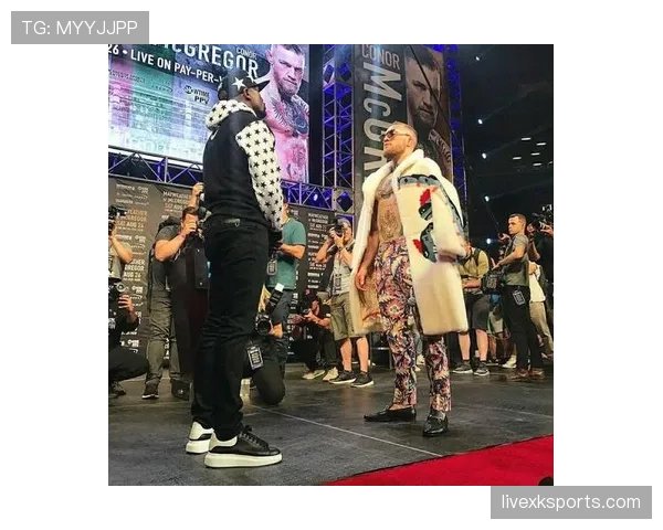 麦格雷戈在家喝杯咖啡都要配保镖站岗？